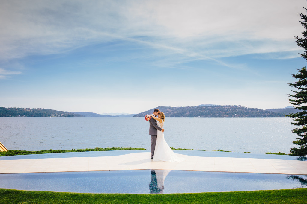 Lakeside wedding - photos by Lisa Mallory Photography | Wander & Wine 