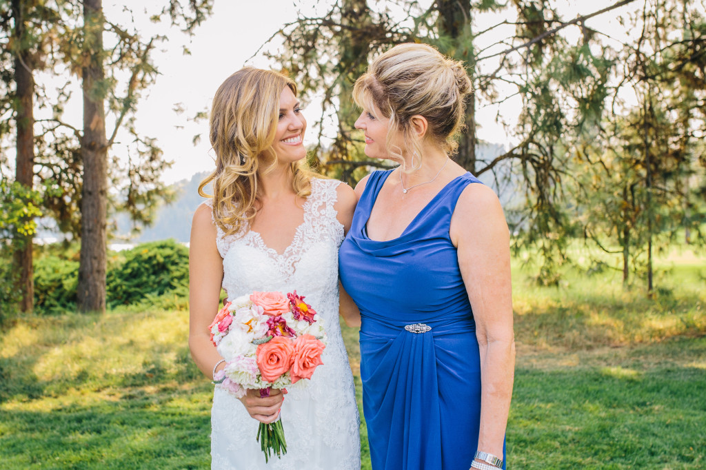 Wedding day - mother & daughter | Wander & Wine - photos by Lisa Mallory Photography #wedding #lakeside