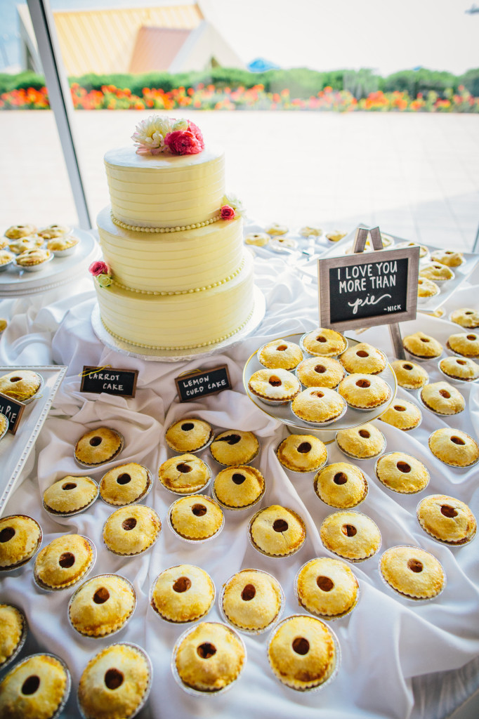 Wedding day mini pies | Wander & Wine - photos by Lisa Mallory Photo #wedding #lakeside #diy