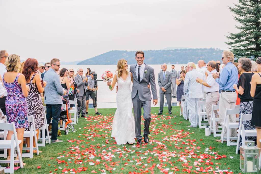 Wedding day | Wander & Wine - photos by Lisa Mallory Photo #wedding #lakeside #diy